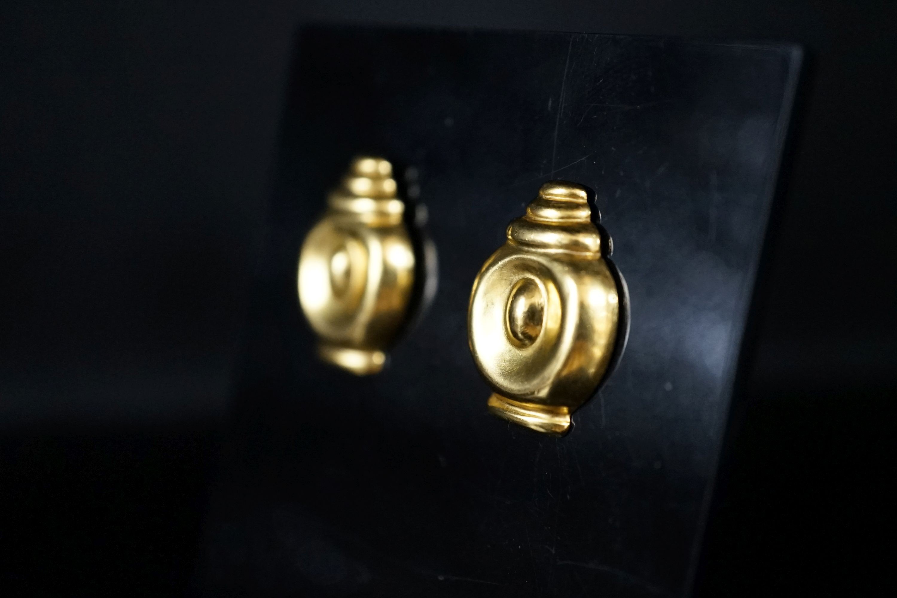 Attributed to Ilias Lalaounis, a pair of planished 750 yellow metal ear rings,22mm, gross 7 grams, signed.